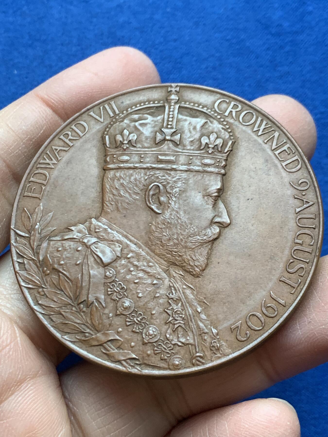 《竞宝斋》第457场 周日，周一，周二   3场连拍 （全场包邮）欢迎送拍 英国1902年 爱德华七世夫妇加冕典礼 纪念大铜章 巧克力包浆 80.8克 55.4mm 原盒