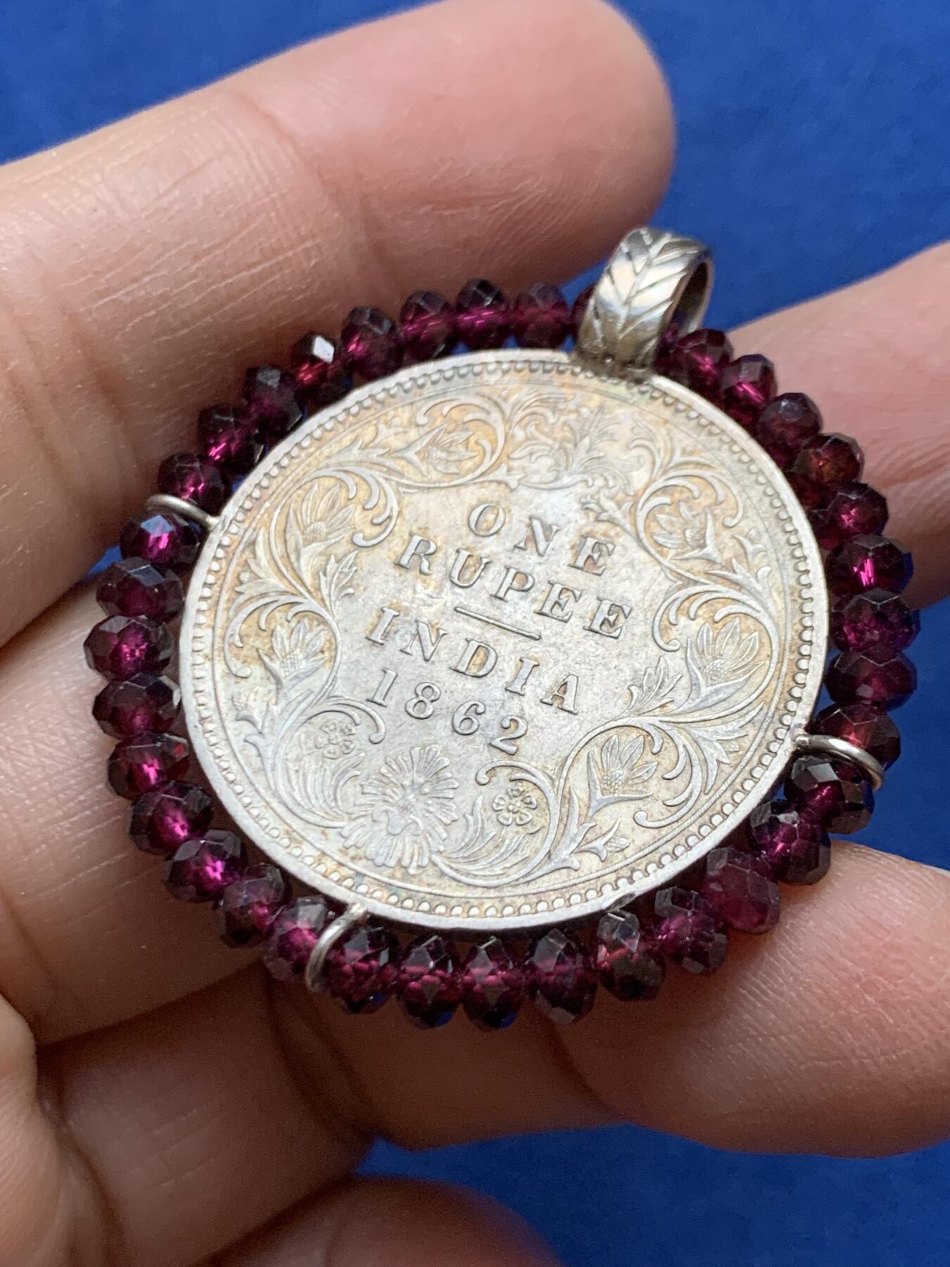 《竞宝斋》第457场 周日，周一，周二   3场连拍 （全场包邮）欢迎送拍 英属印度1862年维多利亚女王1卢比银币吊坠 总重16.1克 38.5mm