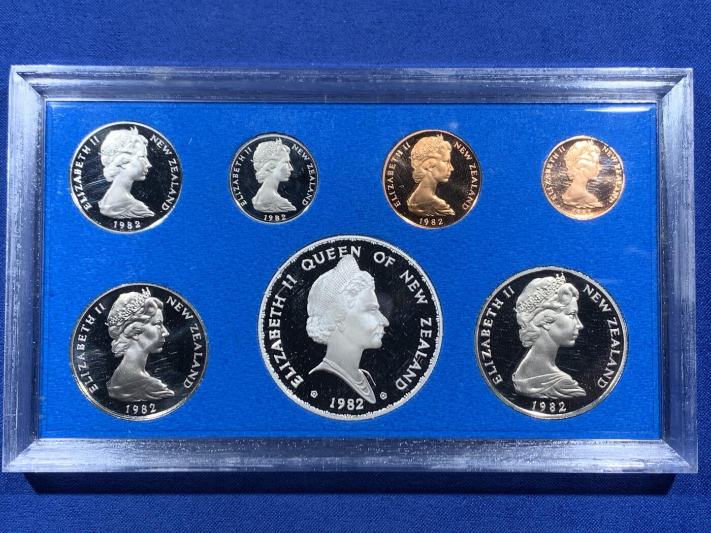 《竞宝斋》第457场 周日，周一，周二   3场连拍 （全场包邮）欢迎送拍 新西兰1982年官方精制套币 含1元精制银币 925银 27.2克