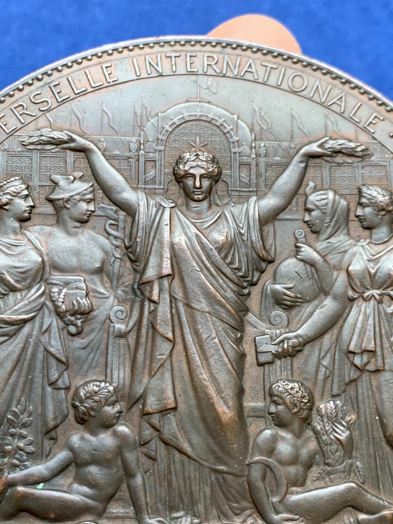 《竞宝斋》第457场 周日，周一，周二   3场连拍 （全场包邮）欢迎送拍 1878年法国巴黎世博会大铜章，直径86mm，重约308克  整体十分沉手厚重，原生包浆，细节极美，不可多得的品相，值得收藏。