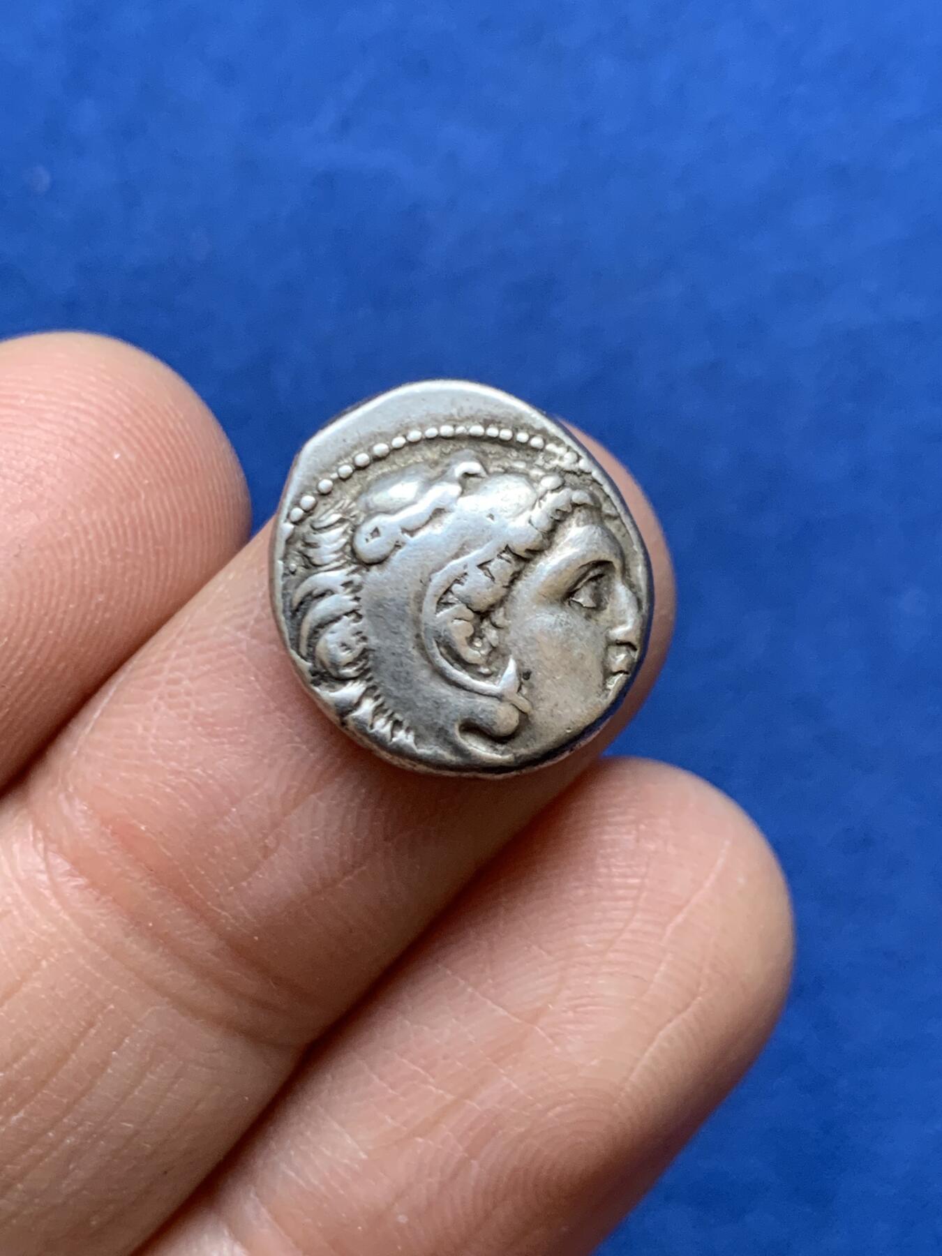 《竞宝斋》第457场 周日，周一，周二   3场连拍 （全场包邮）欢迎送拍 古希腊-马其顿王国 公元前336-323年 1德拉克马 银币 亚历山大大帝在位时期发行 正面海格力斯 背面宙斯神像 打制不错 古典币经典品种