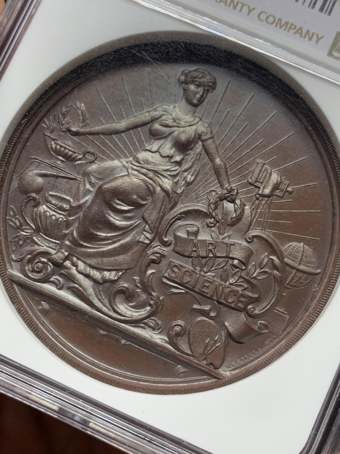 《竞宝斋》第457场 周日，周一，周二   3场连拍 （全场包邮）欢迎送拍 NGC MS64BN 英国 约1890年左右 康沃尔郡议会铜制大奖章，授予F.尤斯蒂斯小姐。45mm大规格，丝滑巧克力。令人惊艳的工艺，女神脸部及高点刻画清晰。极少见的英系大铜章。加厚盒