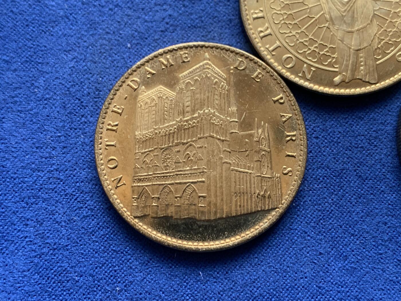 《竞宝斋》第457场 周日，周一，周二   3场连拍 （全场包邮）欢迎送拍 三枚一组 2013年巴黎圣母院850周年纪念章 总重45.1克 33.9mm