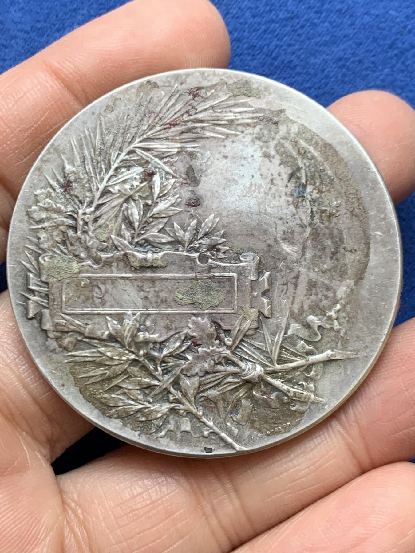 《竞宝斋》第457场 周日，周一，周二   3场连拍 （全场包邮）欢迎送拍 名家名作CH.Pillet 采蜜的少女大银章 59.8克 50.5mm 菱形银标