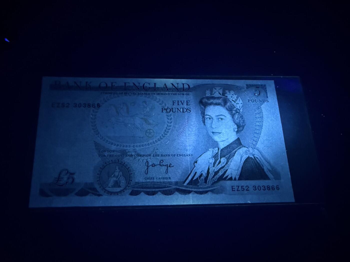 【炜奕收藏】，第五十六期，大不列颠专场 英国D序列5镑，UNC品相，EZ末冠，号码无47，末冠价值远高于普通冠