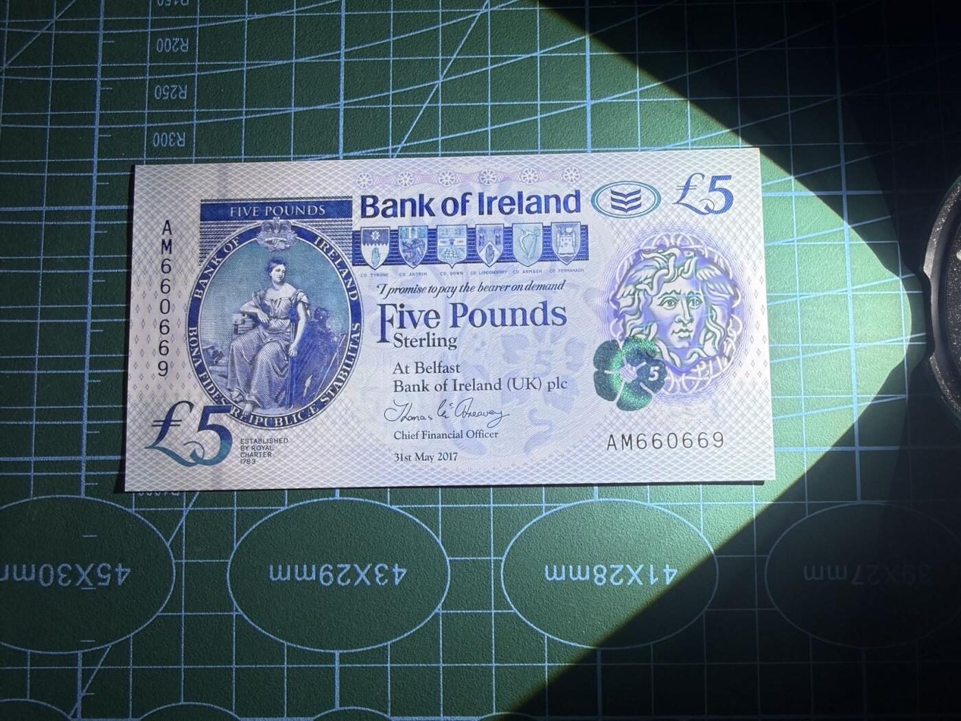 【炜奕收藏】，第五十六期，大不列颠专场 2017年北爱尔兰爱尔兰银行5镑，UNC品相，数三圆圆倒置号