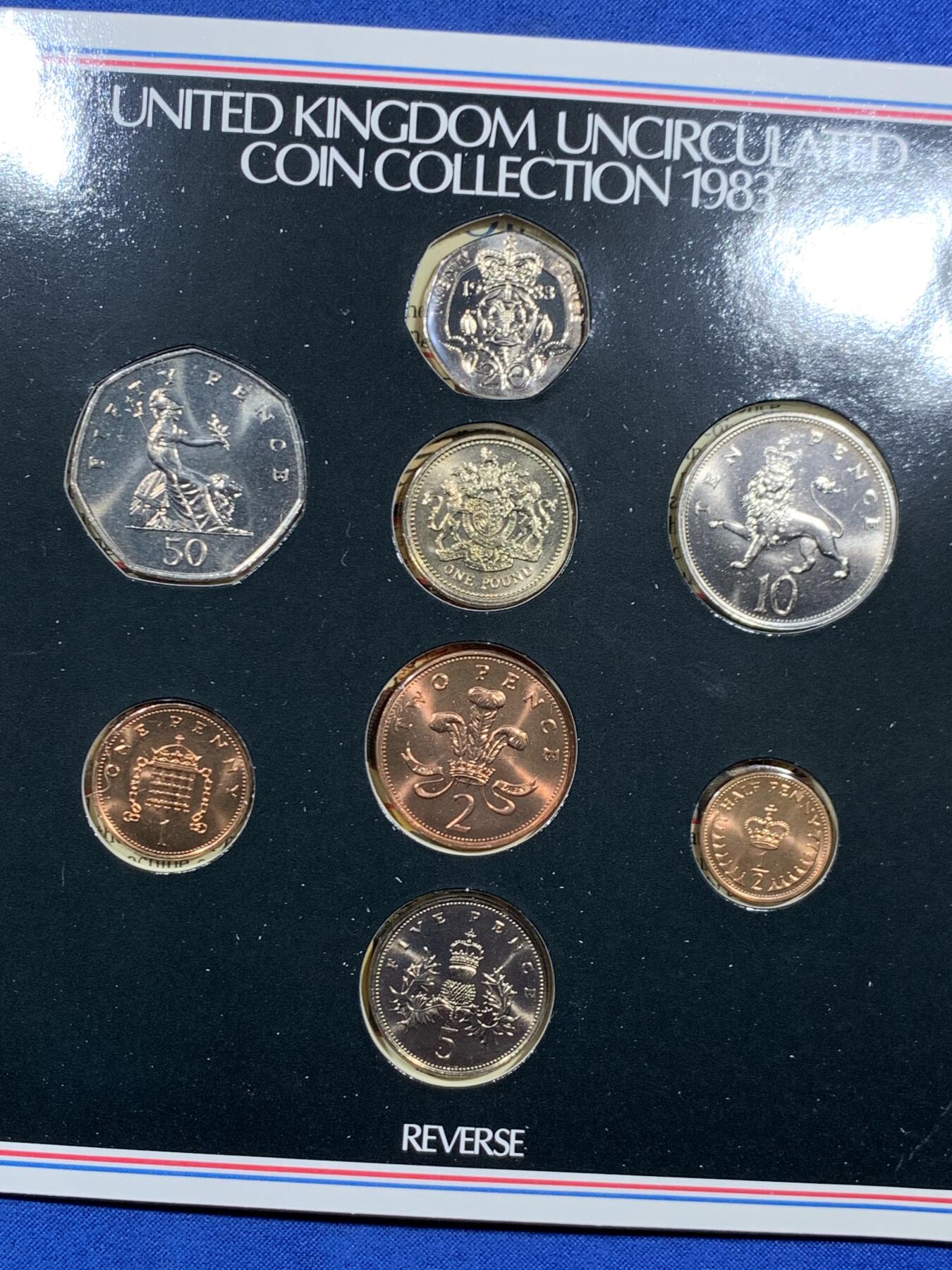 《竞宝斋》第457场 周日，周一，周二   3场连拍 （全场包邮）欢迎送拍 英国1983年 精致套币册 新1镑发行首年 精美纹章盾徽漂亮 1/2便士的最后几年 册证齐全 细节见图