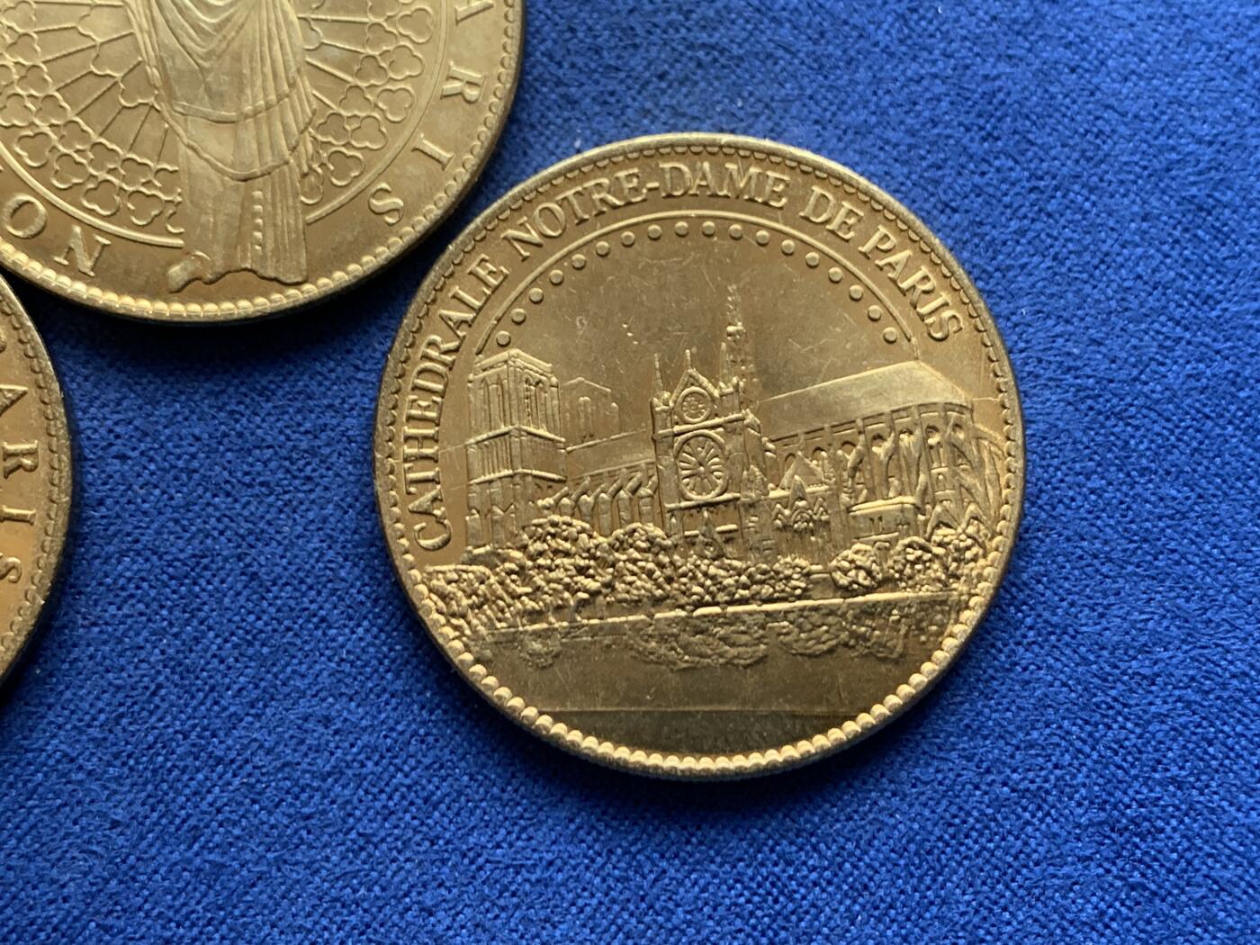 《竞宝斋》第457场 周日，周一，周二   3场连拍 （全场包邮）欢迎送拍 三枚一组 2013年巴黎圣母院850周年纪念章 总重45.1克 33.9mm