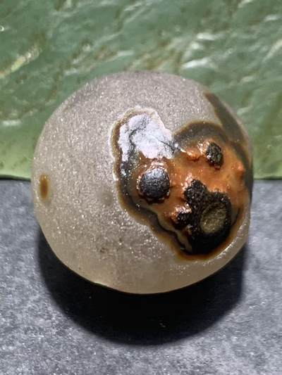 精美冰飘风化纹8字天眼图案战国红玛瑙随形珠一个， - 精美冰飘风化纹8字天眼图案战国红玛瑙随形珠一个，