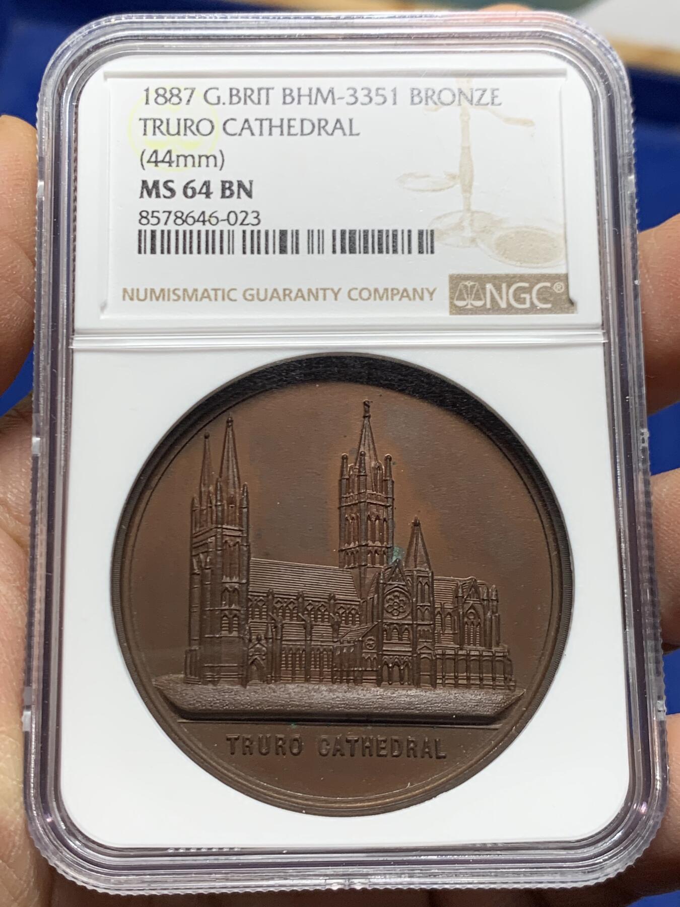 《竞宝斋》第457场 周日，周一，周二   3场连拍 （全场包邮）欢迎送拍 NGC MS64BN 1887年英国特鲁罗大教堂纪念铜章 高浮雕精美 细节非常满 加厚盒