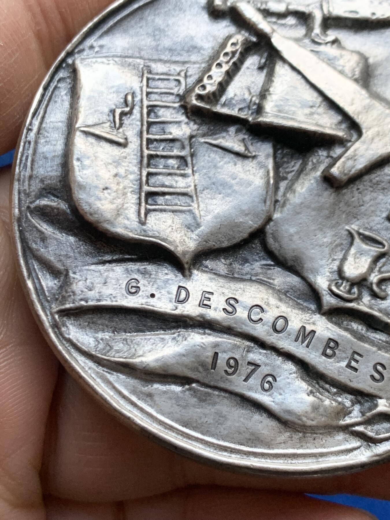 《竞宝斋》第457场 周日，周一，周二   3场连拍 （全场包邮）欢迎送拍 法国巴黎及塞纳地区屋顶工程与管道承包商工会纪念大银章 172.2克 63.5mm 大型浇筑章 科尔班设计 1975 丰饶角1银 带盒