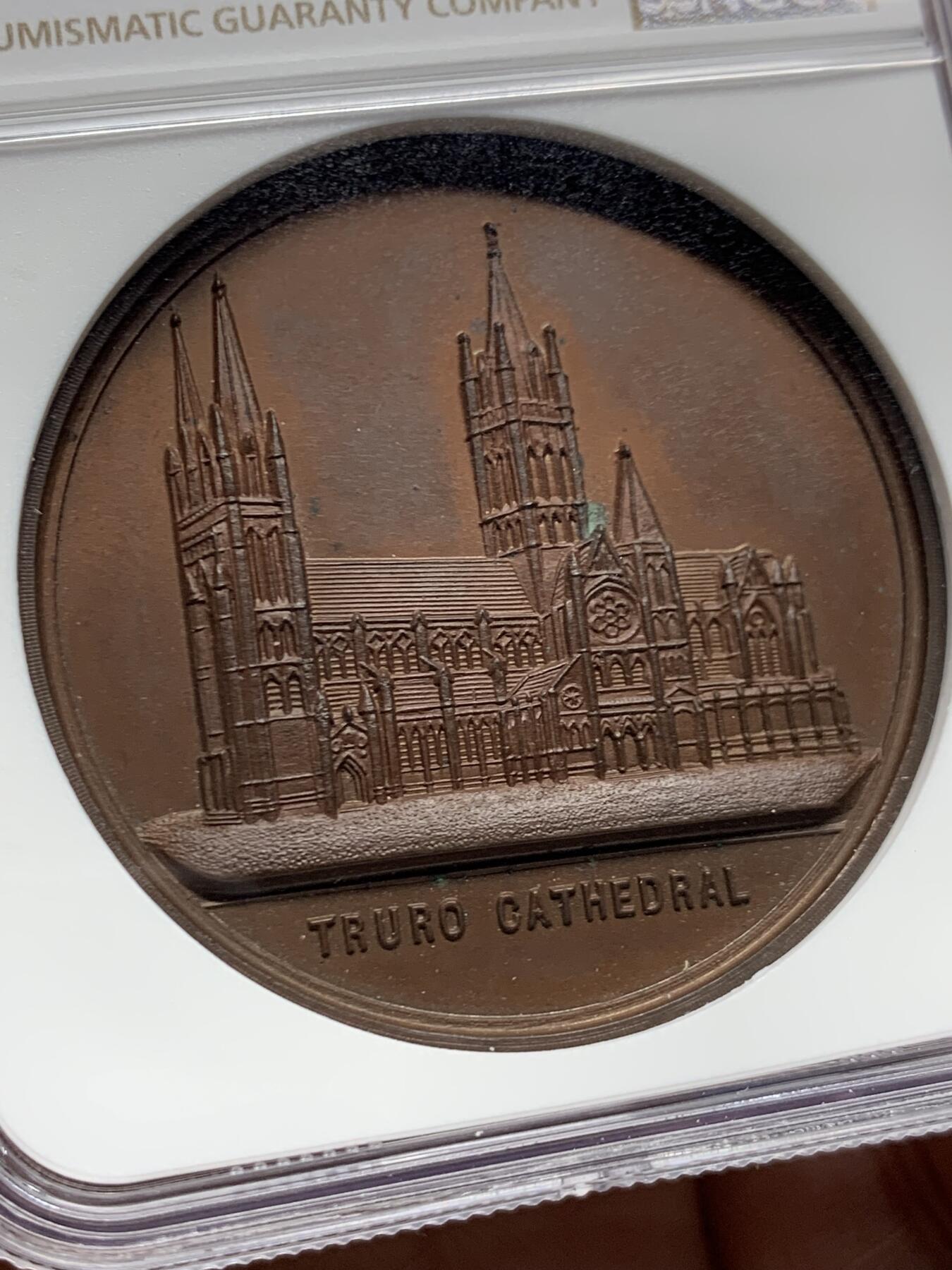 《竞宝斋》第457场 周日，周一，周二   3场连拍 （全场包邮）欢迎送拍 NGC MS64BN 1887年英国特鲁罗大教堂纪念铜章 高浮雕精美 细节非常满 加厚盒