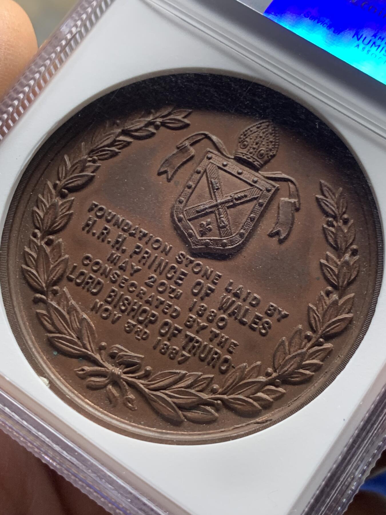 《竞宝斋》第457场 周日，周一，周二   3场连拍 （全场包邮）欢迎送拍 NGC MS64BN 1887年英国特鲁罗大教堂纪念铜章 高浮雕精美 细节非常满 加厚盒