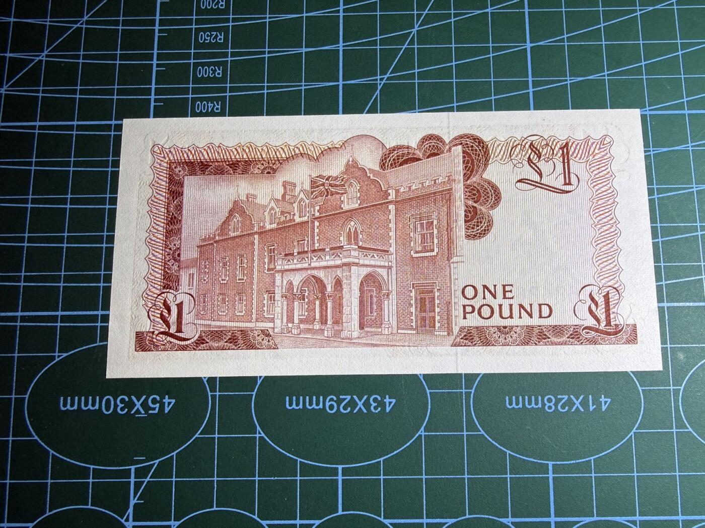 【炜奕收藏】，第五十七期，英联邦女王专场 1975年直布罗陀1镑，UNC-品相，边缘瑕疵，首发年a版少见