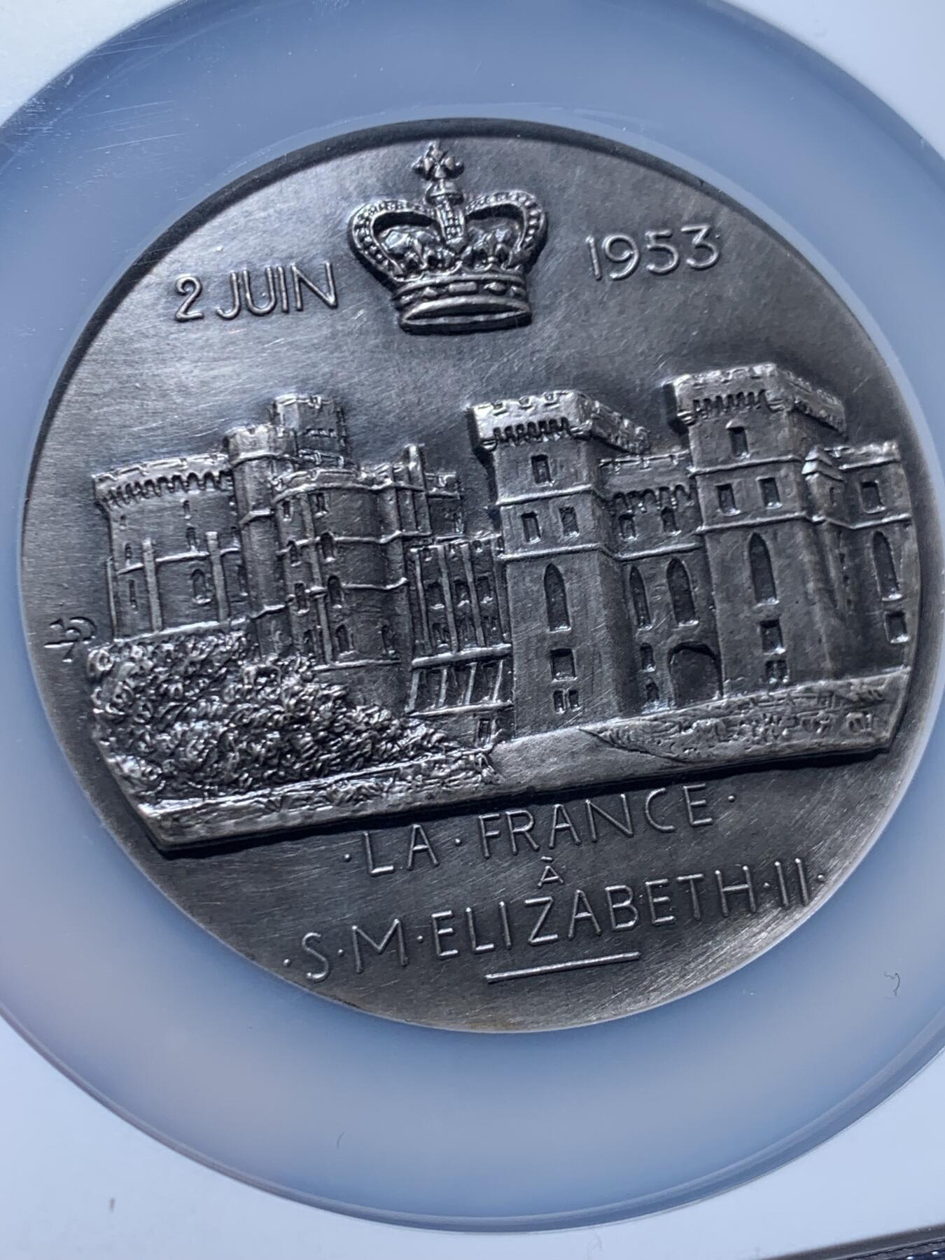 《竞宝斋》第457场 周日，周一，周二   3场连拍 （全场包邮）欢迎送拍 NGC MS64 法国亨利·德罗普西设计，巴黎造币厂铸造 1953年伊丽莎白二世加冕礼纪念大银章 稀有 重约210克 加大加厚盒