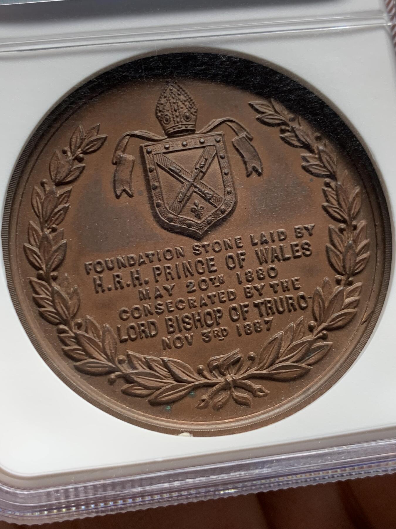 《竞宝斋》第457场 周日，周一，周二   3场连拍 （全场包邮）欢迎送拍 NGC MS64BN 1887年英国特鲁罗大教堂纪念铜章 高浮雕精美 细节非常满 加厚盒