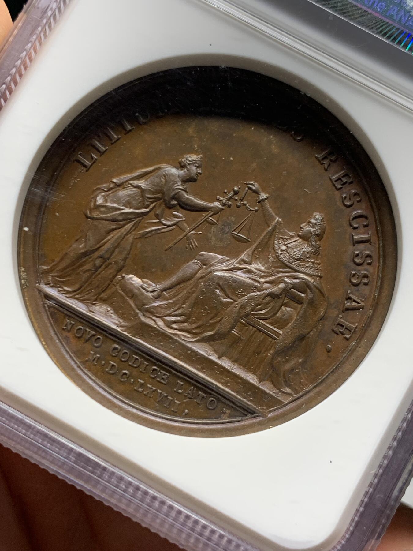 《竞宝斋》第457场 周日，周一，周二   3场连拍 （全场包邮）欢迎送拍 NGC MS63BN 法国路易十四铜章，纪念1667年新贸易法规的颁布，背面的路易十四太阳王端坐王椅，接受柯尔培尔建议，宣颁法典发展海贸易的图案。