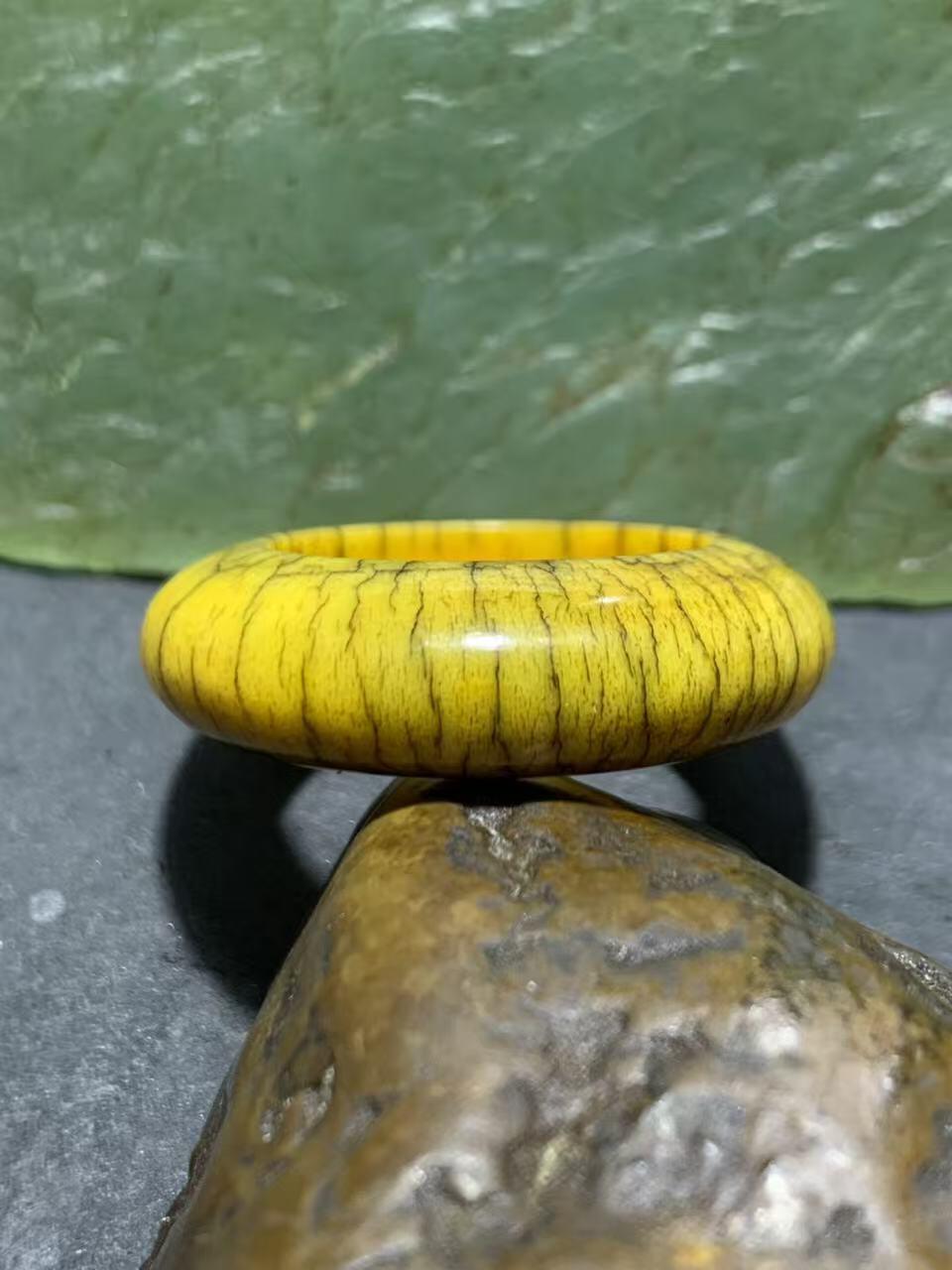 精美骨圈戒指，（跑环，卡环）一个，。