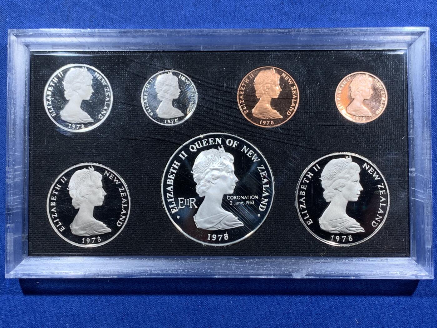 《竞宝斋》第457场 周日，周一，周二   3场连拍 （全场包邮）欢迎送拍 新西兰1978年伊丽莎白二世精制套币，其中最大面值的一元为银币，27.3克，925银
