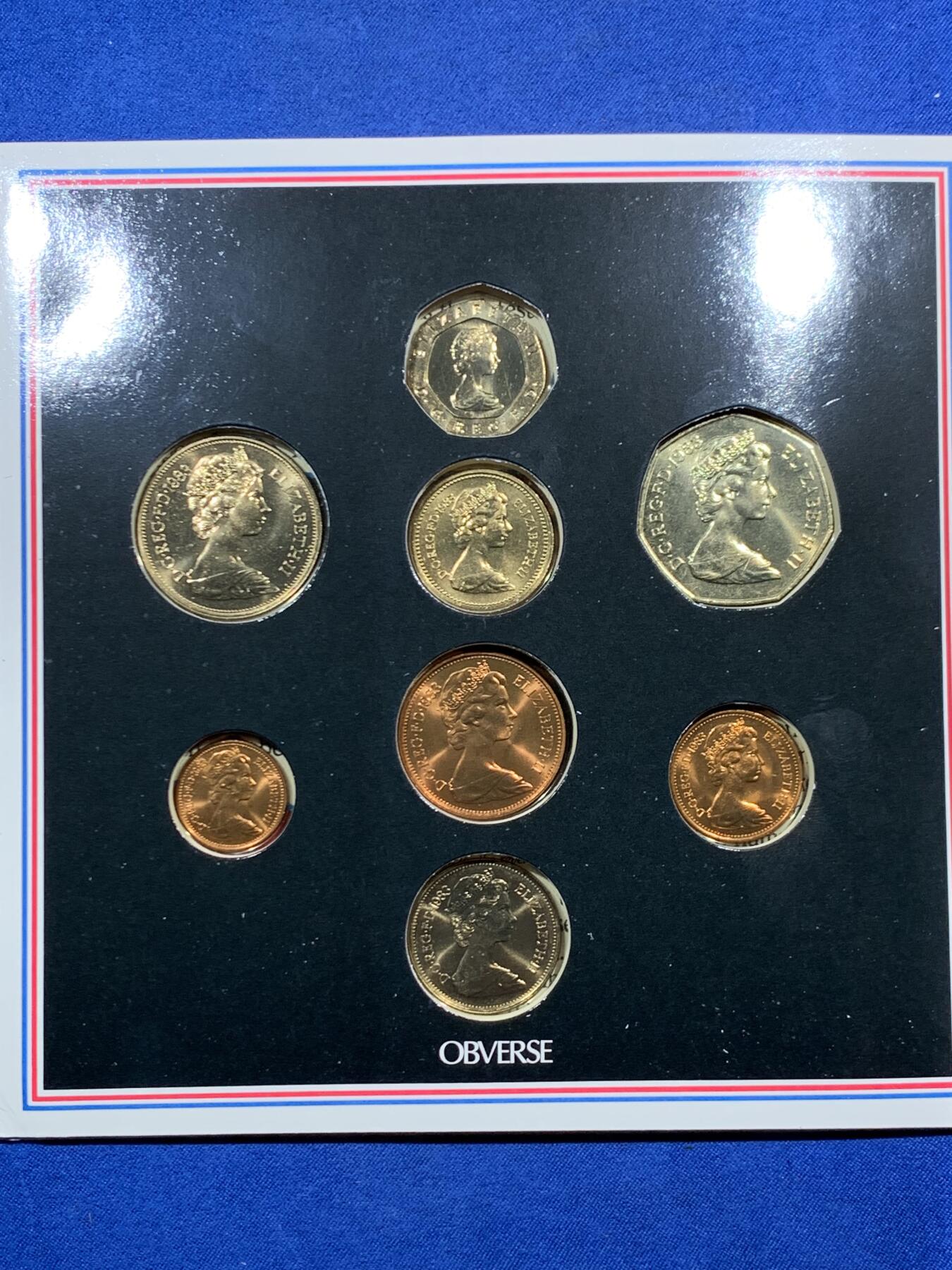 《竞宝斋》第457场 周日，周一，周二   3场连拍 （全场包邮）欢迎送拍 英国1983年 精致套币册 新1镑发行首年 精美纹章盾徽漂亮 1/2便士的最后几年 册证齐全 细节见图