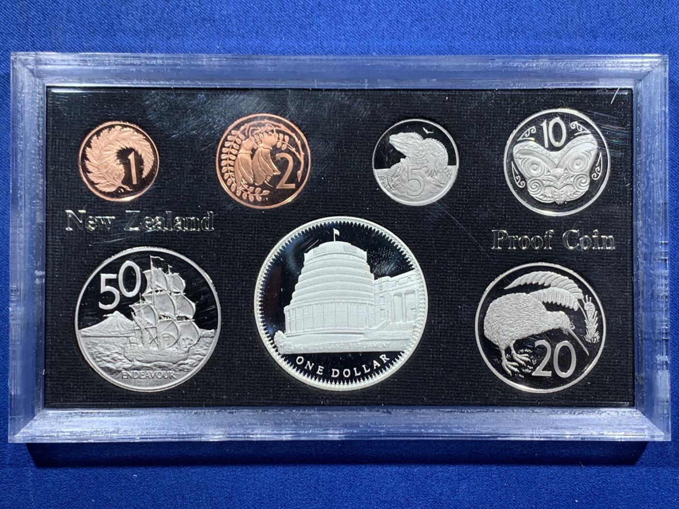 《竞宝斋》第457场 周日，周一，周二   3场连拍 （全场包邮）欢迎送拍 新西兰1978年伊丽莎白二世精制套币，其中最大面值的一元为银币，27.3克，925银