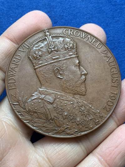 《竞宝斋》第457场 周日，周一，周二   3场连拍 （全场包邮）欢迎送拍 - 英国1902年 爱德华七世夫妇加冕典礼 纪念大铜章 巧克力包浆 80.8克 55.4mm 原盒