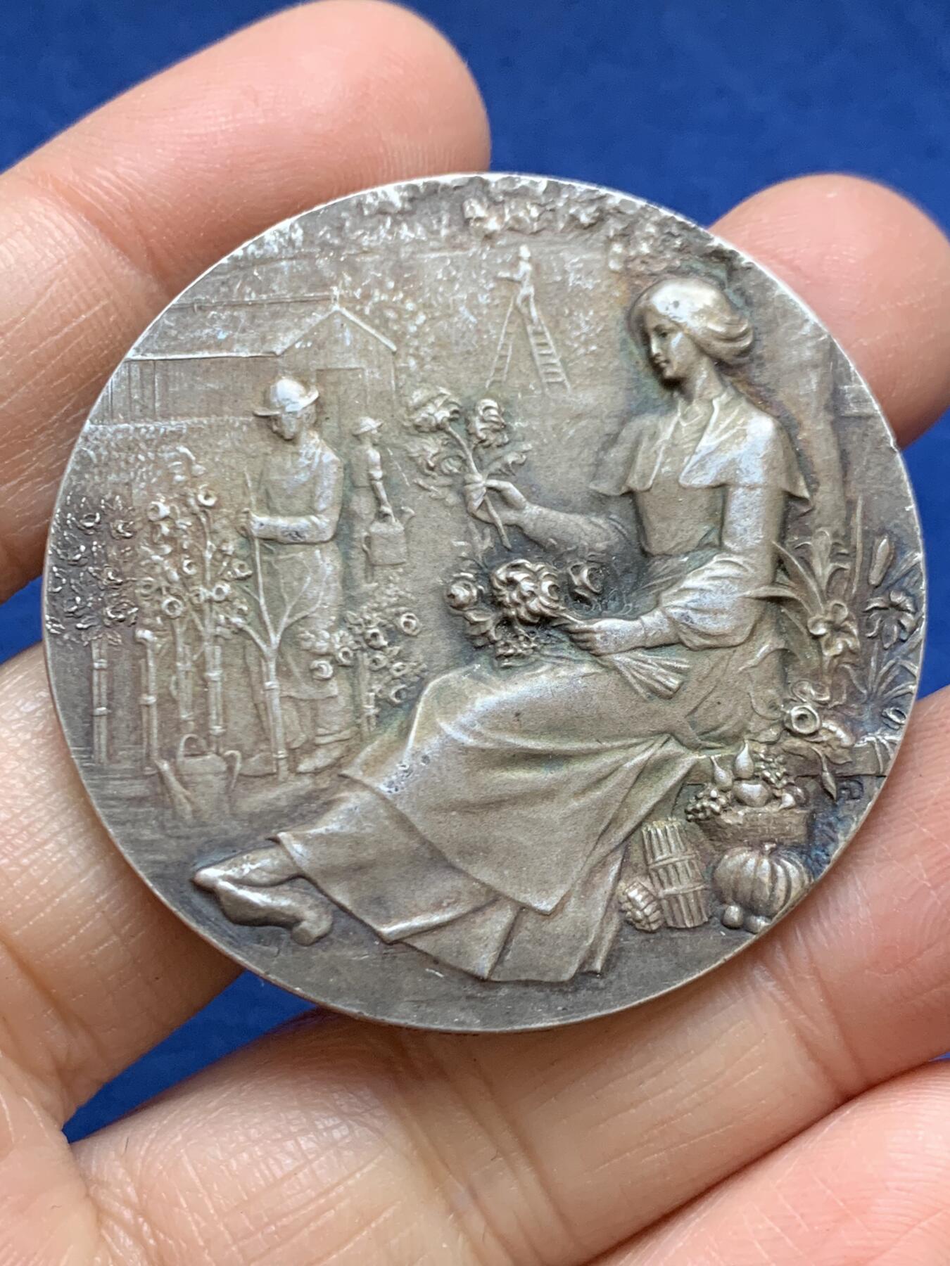 《竞宝斋》第457场 周日，周一，周二   3场连拍 （全场包邮）欢迎送拍 法国插花少女银章 45.65克 45.7mm 菱形950银标