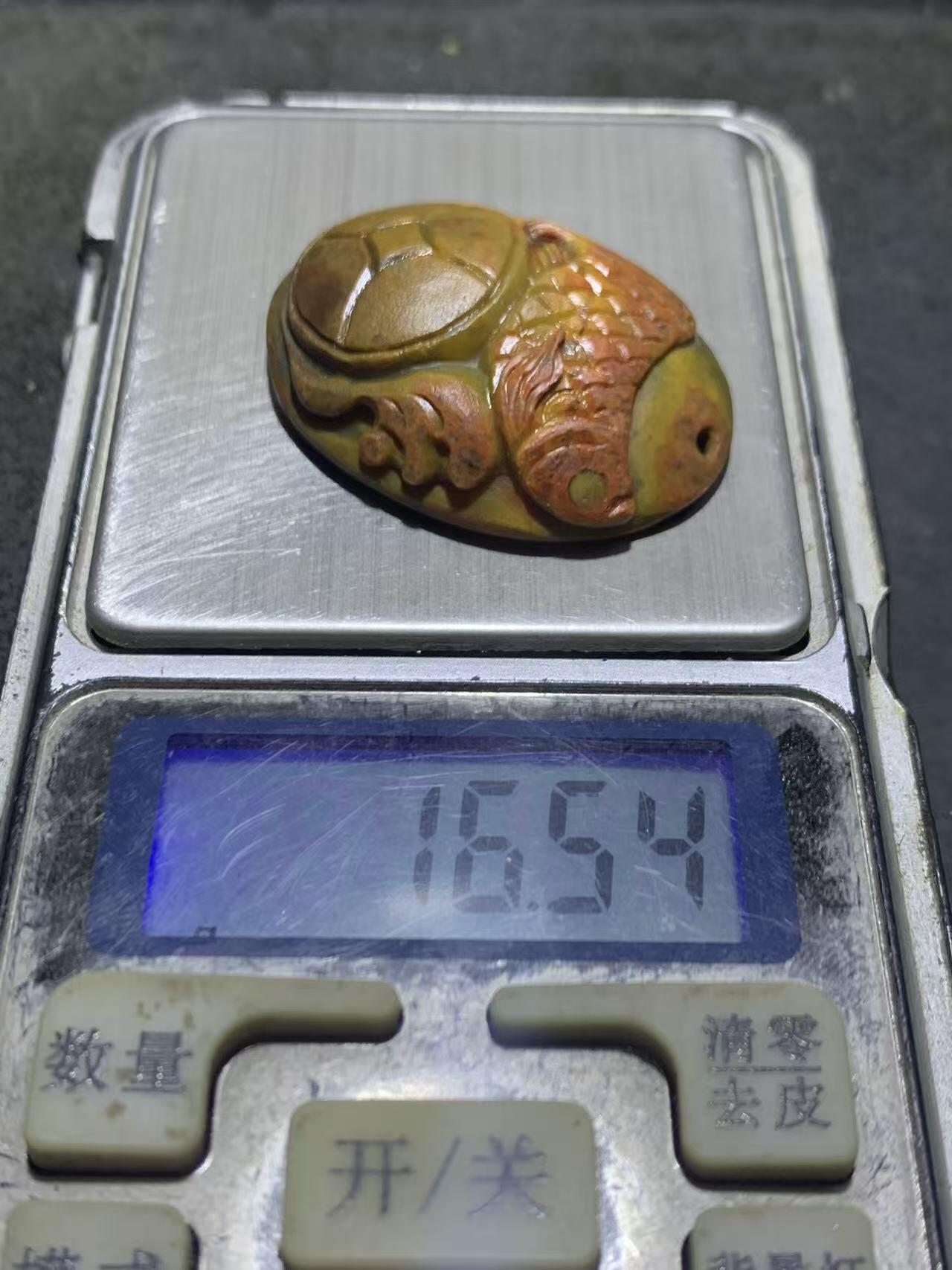 精美亚光冰飘战国红玛瑙手工俏色巧雕龙鱼钱币吊坠一个，