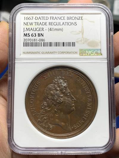 《竞宝斋》第457场 周日，周一，周二   3场连拍 （全场包邮）欢迎送拍 - NGC MS63BN 法国路易十四铜章，纪念1667年新贸易法规的颁布，背面的路易十四太阳王端坐王椅，接受柯尔培尔建议，宣颁法典发展海贸易的图案。