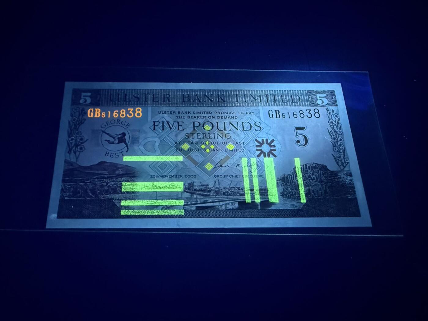 【炜奕收藏】，第五十六期，大不列颠专场 2006年北爱尔兰阿尔斯特银行5镑纪念钞，UNC品相，左下角有一个潮点，号码无47尾8，纪念足球明星乔治·贝斯特