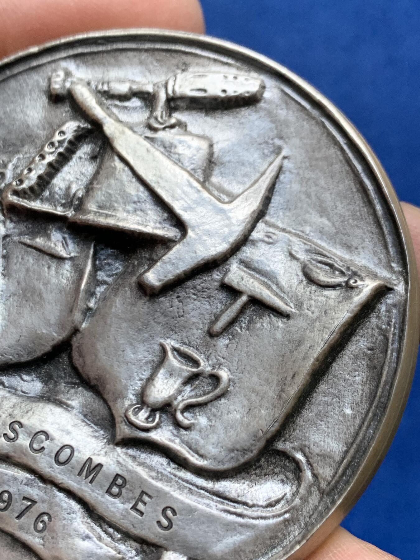 《竞宝斋》第457场 周日，周一，周二   3场连拍 （全场包邮）欢迎送拍 法国巴黎及塞纳地区屋顶工程与管道承包商工会纪念大银章 172.2克 63.5mm 大型浇筑章 科尔班设计 1975 丰饶角1银 带盒