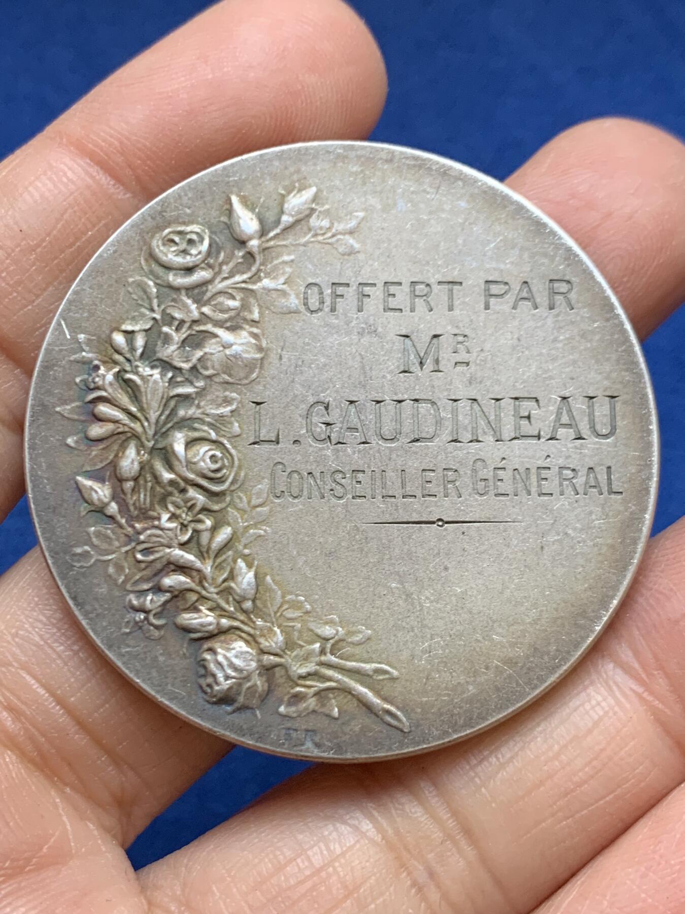 《竞宝斋》第457场 周日，周一，周二   3场连拍 （全场包邮）欢迎送拍 法国插花少女银章 45.65克 45.7mm 菱形950银标