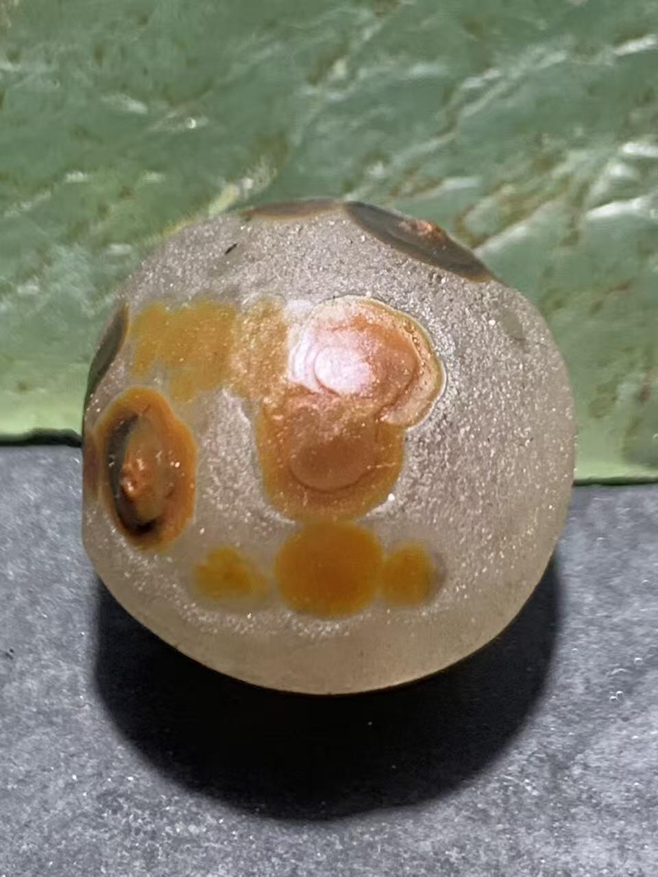 精美冰飘风化纹8字天眼图案战国红玛瑙随形珠一个，