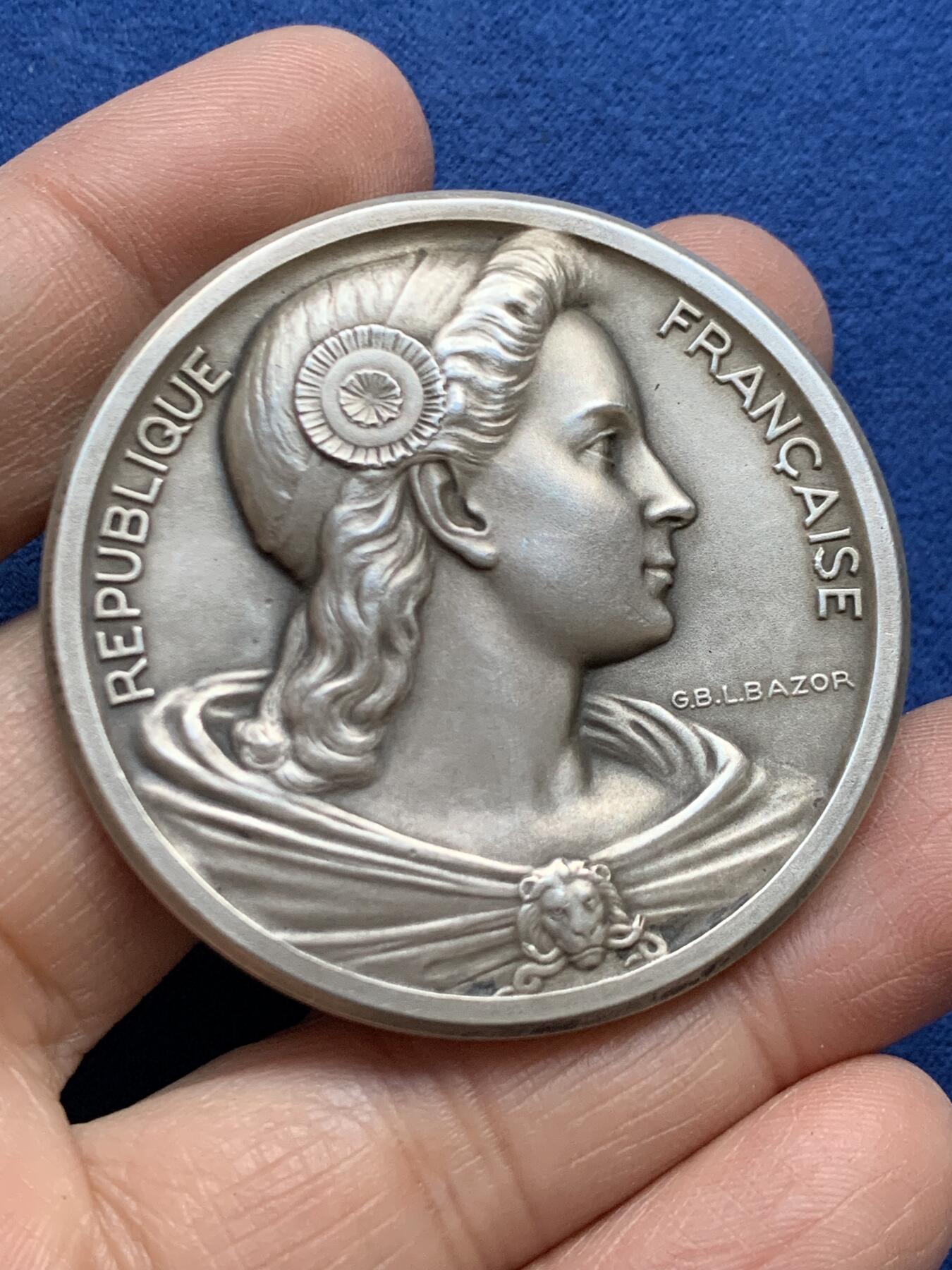 《竞宝斋》第457场 周日，周一，周二   3场连拍 （全场包邮）欢迎送拍 1951年法国国民议会颁发纪念大银章 62克 49.5mm 丰饶角1银 好品 稀有 带原始包装皮套