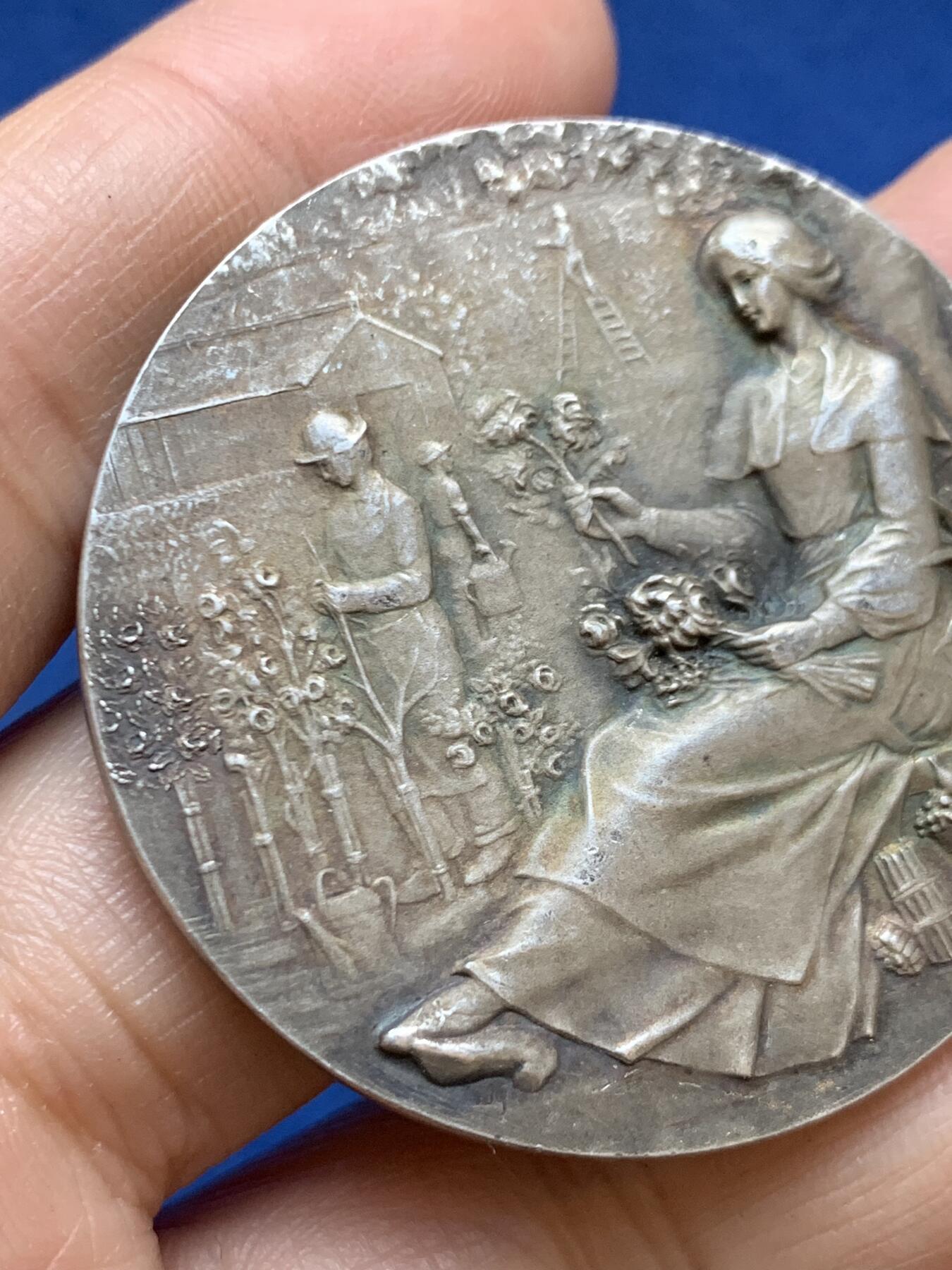 《竞宝斋》第457场 周日，周一，周二   3场连拍 （全场包邮）欢迎送拍 法国插花少女银章 45.65克 45.7mm 菱形950银标