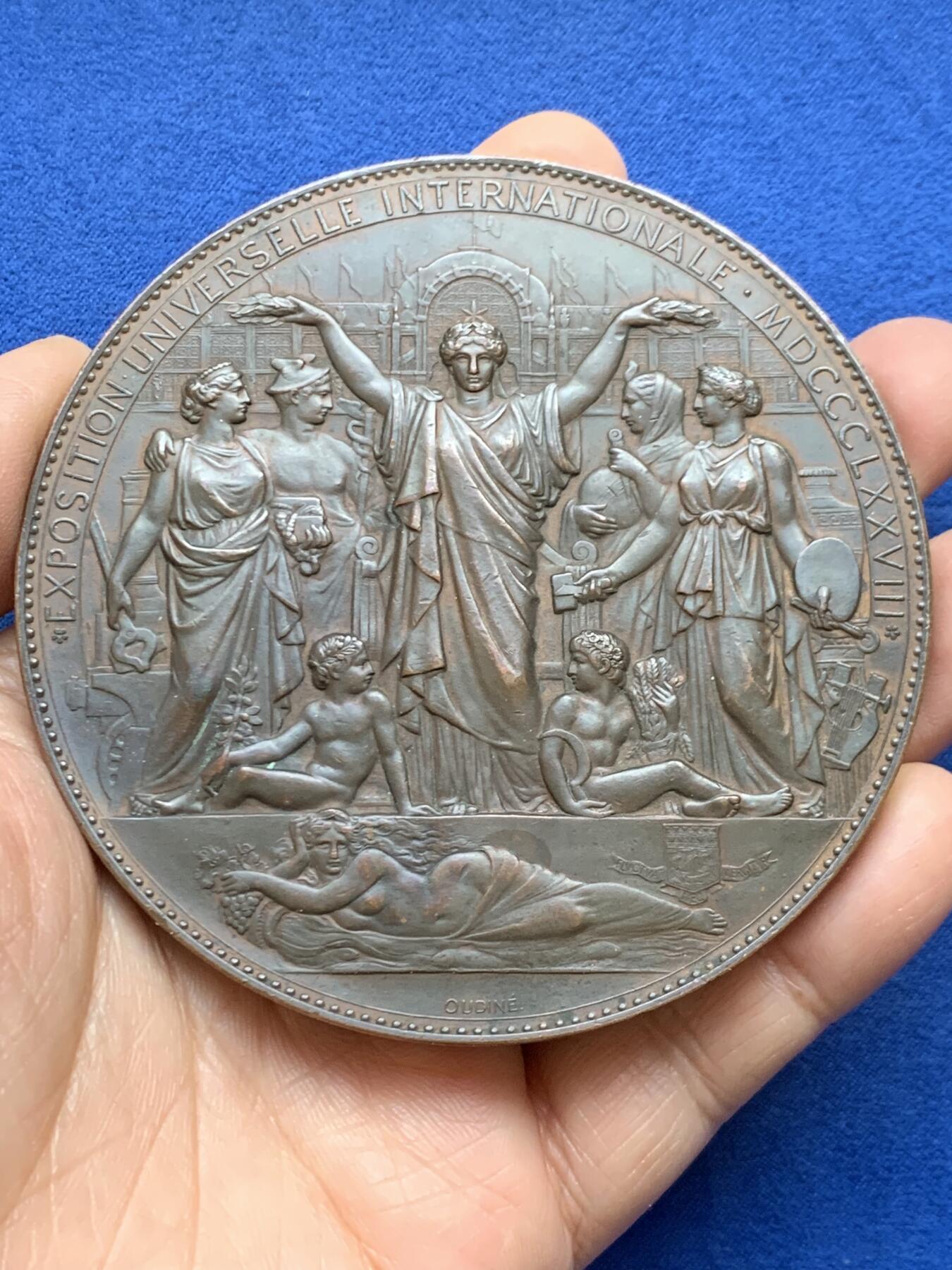 《竞宝斋》第457场 周日，周一，周二   3场连拍 （全场包邮）欢迎送拍 1878年法国巴黎世博会大铜章，直径86mm，重约308克  整体十分沉手厚重，原生包浆，细节极美，不可多得的品相，值得收藏。