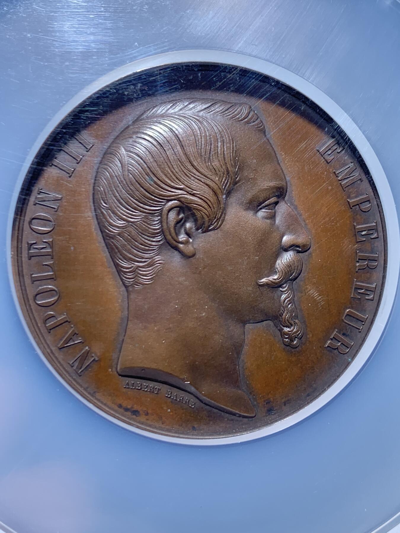 《竞宝斋》第457场 周日，周一，周二   3场连拍 （全场包邮）欢迎送拍 NGC MS64BN 法国1855年巴黎世博会纪念大铜章 60mm（签名版）定制款稀缺品，顶级高分，拿三章牌中的热门品种，20国徽章环绕波拿巴家族鹰徽，众星捧月，繁复华丽，记录拿破仑三世的巅峰时刻。手指边铭原铸品，加大加厚盒装。