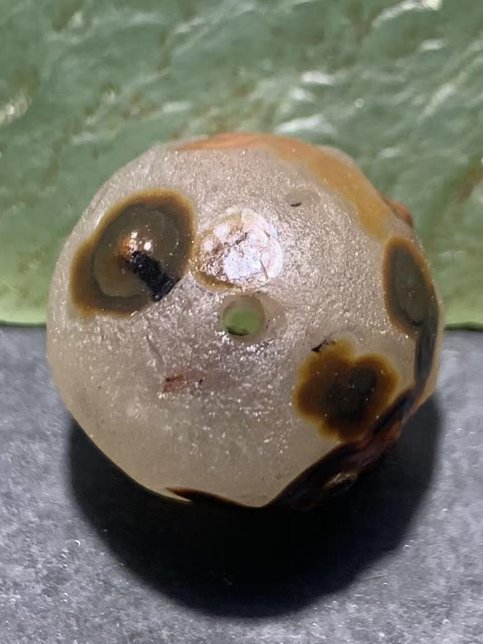 精美冰飘风化纹8字天眼图案战国红玛瑙随形珠一个，