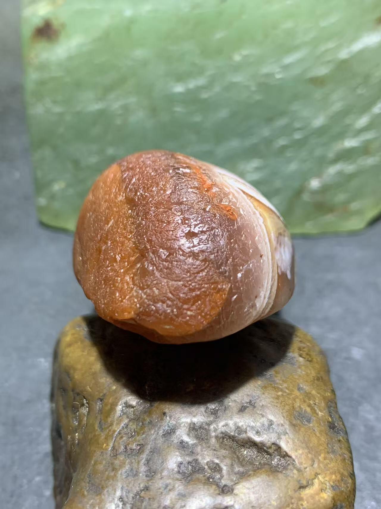 精美川料冰飘千层纹天眼图案水冲籽南红玛瑙原石一颗，