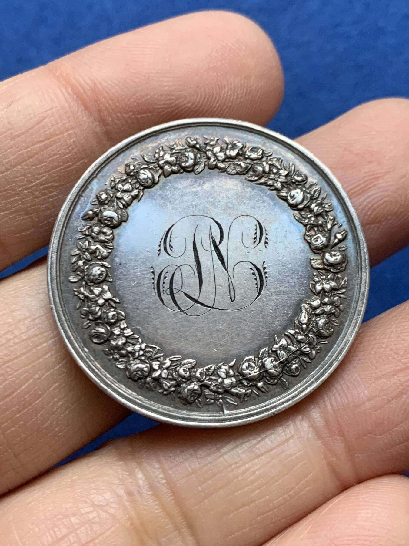 《竞宝斋》第457场 周日，周一，周二   3场连拍 （全场包邮）欢迎送拍 法国婚姻与爱情纪念银章 小天使撒花祝福 神灯边铭 15.9克 33.1mm