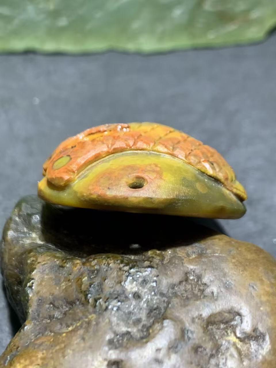 精美亚光冰飘战国红玛瑙手工俏色巧雕龙鱼钱币吊坠一个，