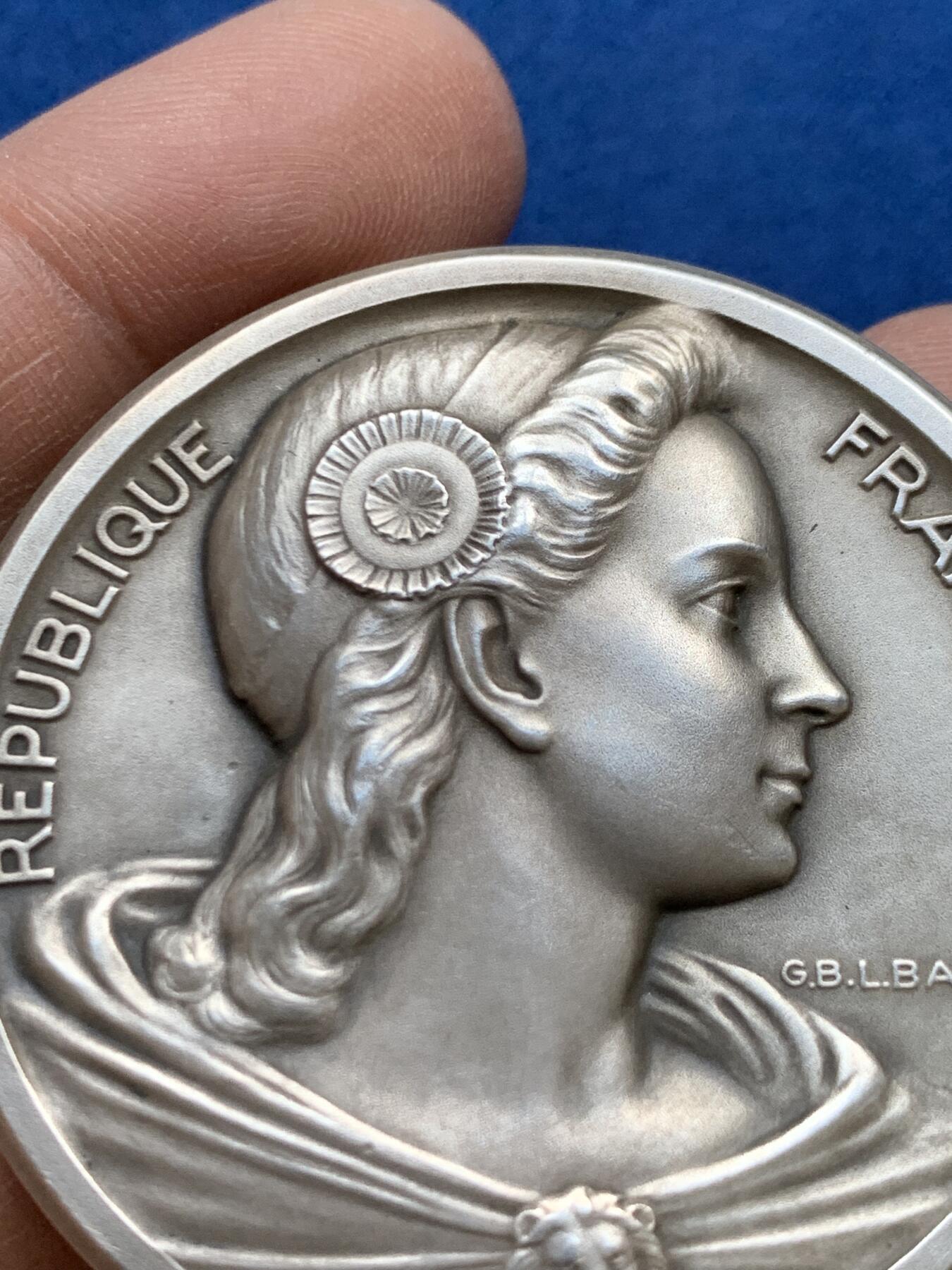 《竞宝斋》第457场 周日，周一，周二   3场连拍 （全场包邮）欢迎送拍 1951年法国国民议会颁发纪念大银章 62克 49.5mm 丰饶角1银 好品 稀有 带原始包装皮套