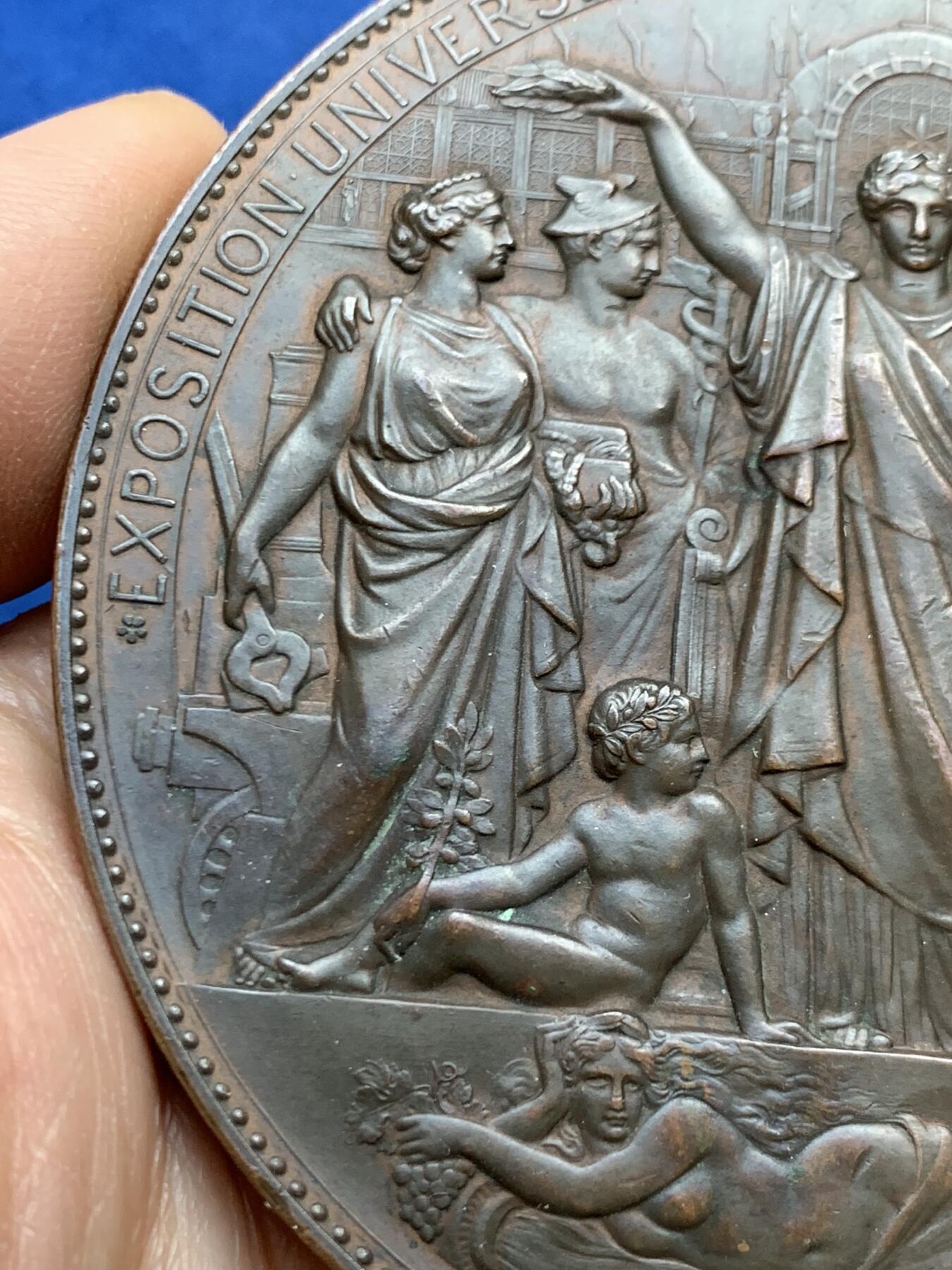 《竞宝斋》第457场 周日，周一，周二   3场连拍 （全场包邮）欢迎送拍 1878年法国巴黎世博会大铜章，直径86mm，重约308克  整体十分沉手厚重，原生包浆，细节极美，不可多得的品相，值得收藏。