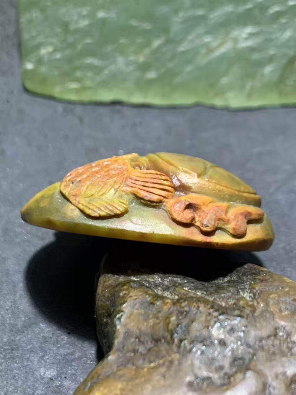 精美亚光冰飘战国红玛瑙手工俏色巧雕龙鱼钱币吊坠一个，