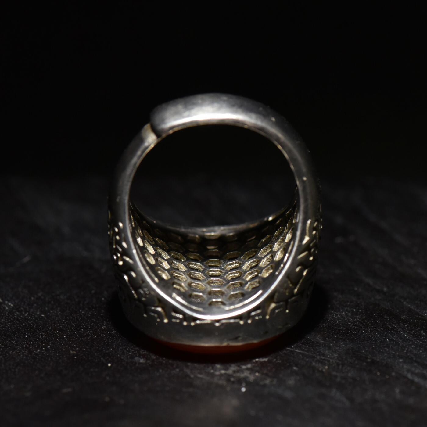 【良泉】【春节前最后一场】2月5日晚19.30点开拍！208组，本场结束后预存钱币的朋友请告知，将连同本场拍品一起邮寄，预祝诸位春节愉快！ 公元16-17世纪【波斯】萨菲王朝红玉髓赞主词戒面，戒托为后镶嵌，材质925银，17克。戒面径约24毫米，内圈可调节