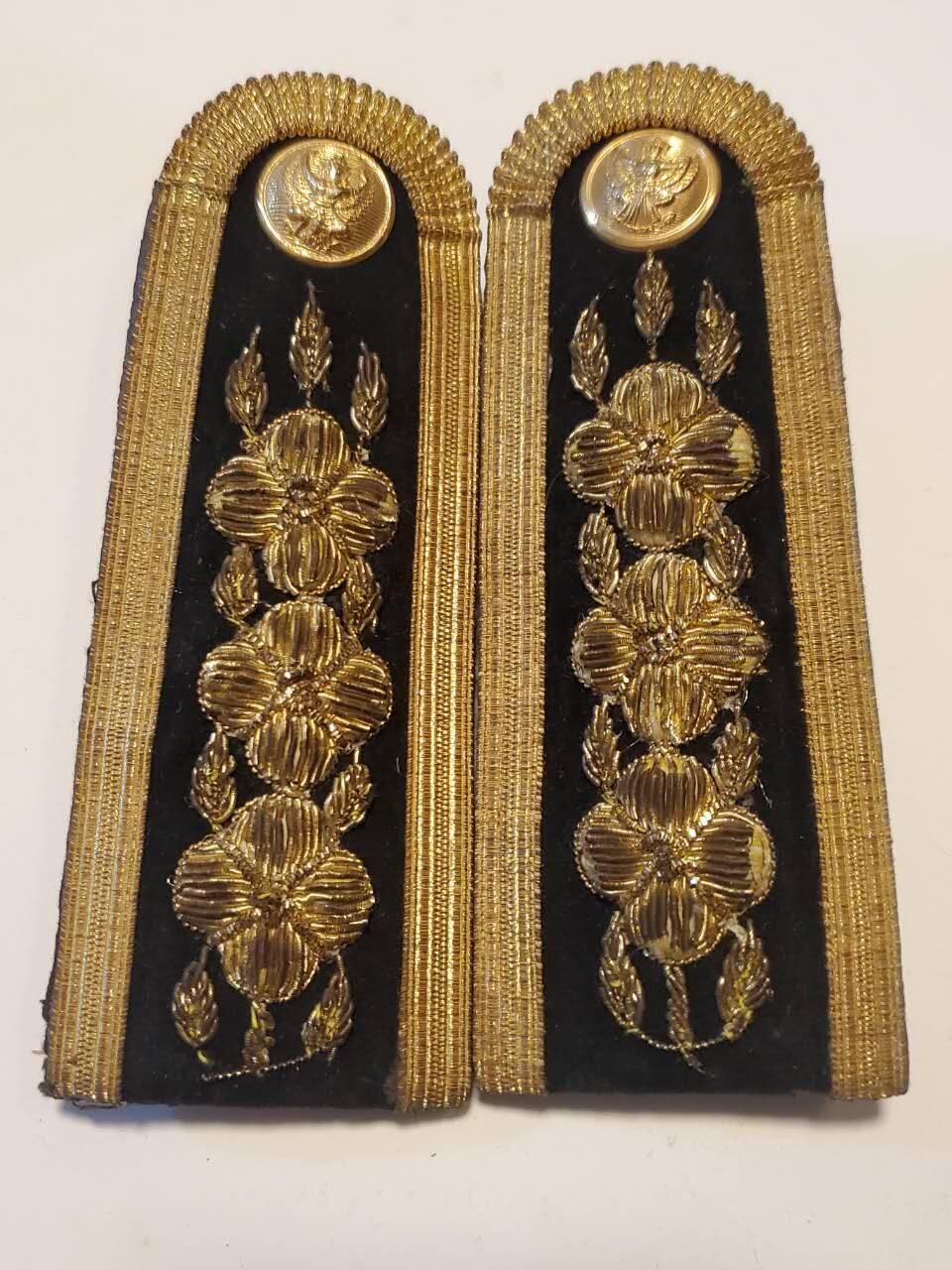 韵星假日拍卖第三十七期 -- Rimey Holidays Auction 37 泰王国政府文官部门级-市级肩章 相当于部门副部长或者市长级别 少见 金丝线 早期版本 带有厂标