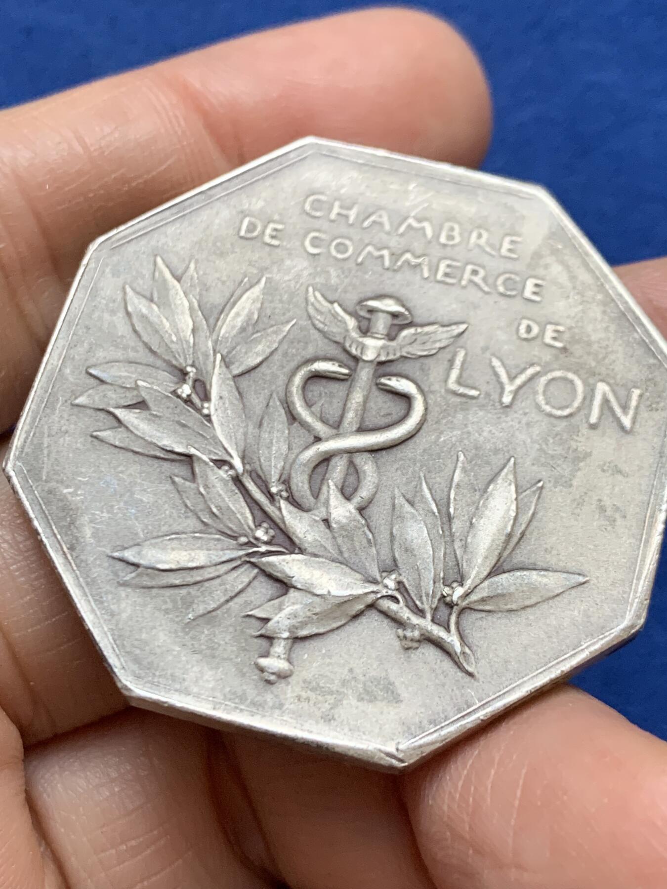 《竞宝斋》第457场 周日，周一，周二   3场连拍 （全场包邮）欢迎送拍 名家奥斯卡罗蒂作 法国里昂商会八角银代币 39.4克 41.5mm 丰饶角银标