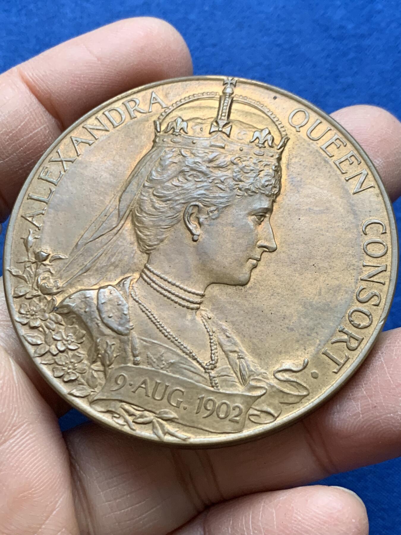 《竞宝斋》第457场 周日，周一，周二   3场连拍 （全场包邮）欢迎送拍 英国1902年 爱德华七世夫妇加冕典礼 纪念大铜章 巧克力包浆 80.8克 55.4mm 原盒