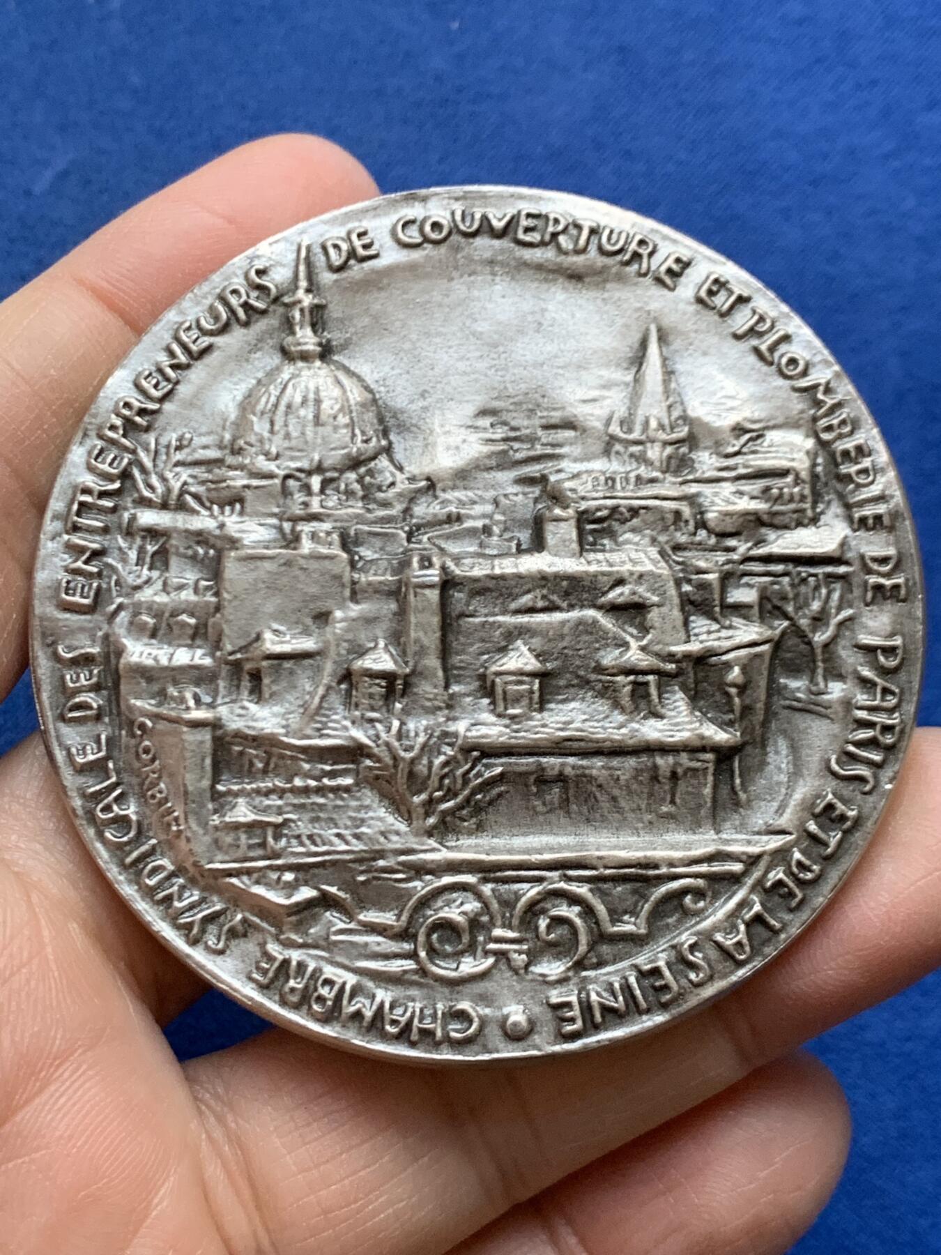 《竞宝斋》第457场 周日，周一，周二   3场连拍 （全场包邮）欢迎送拍 法国巴黎及塞纳地区屋顶工程与管道承包商工会纪念大银章 172.2克 63.5mm 大型浇筑章 科尔班设计 1975 丰饶角1银 带盒