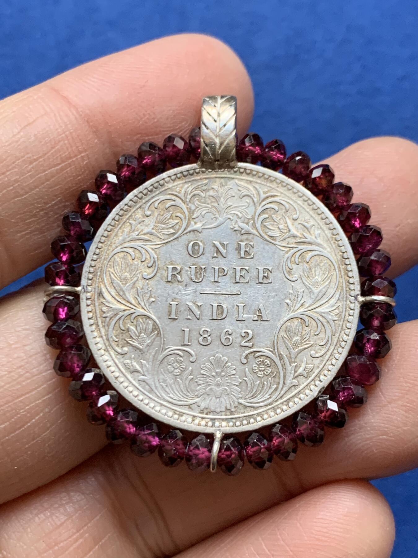 《竞宝斋》第457场 周日，周一，周二   3场连拍 （全场包邮）欢迎送拍 英属印度1862年维多利亚女王1卢比银币吊坠 总重16.1克 38.5mm